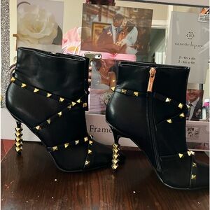 New Condition, Size 8, Leather, Gold Heels/thorn design